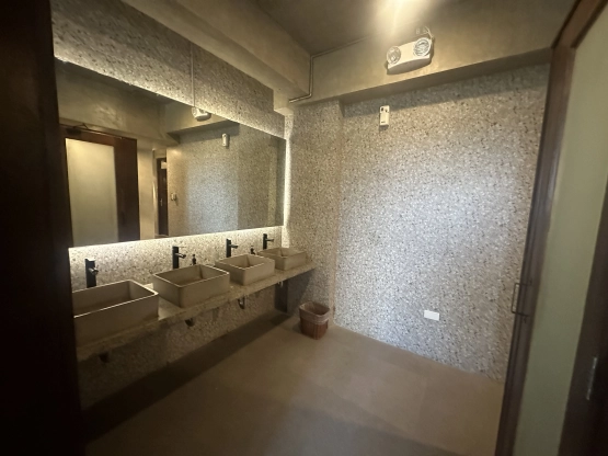 Shorebreak Hostel Public toilet
