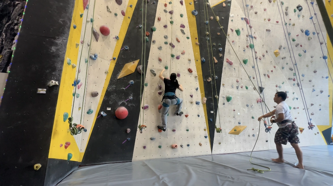 Power Up - wall climbing with belay service