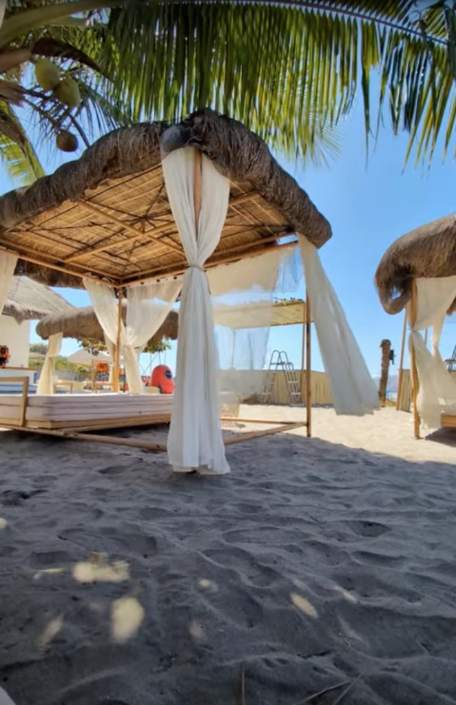 Inflatable Island Beach Club - Daybeds
