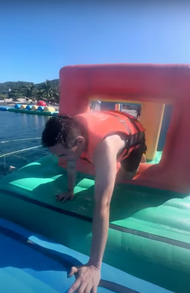 Inflatable Island Beach Club - Obstacle course